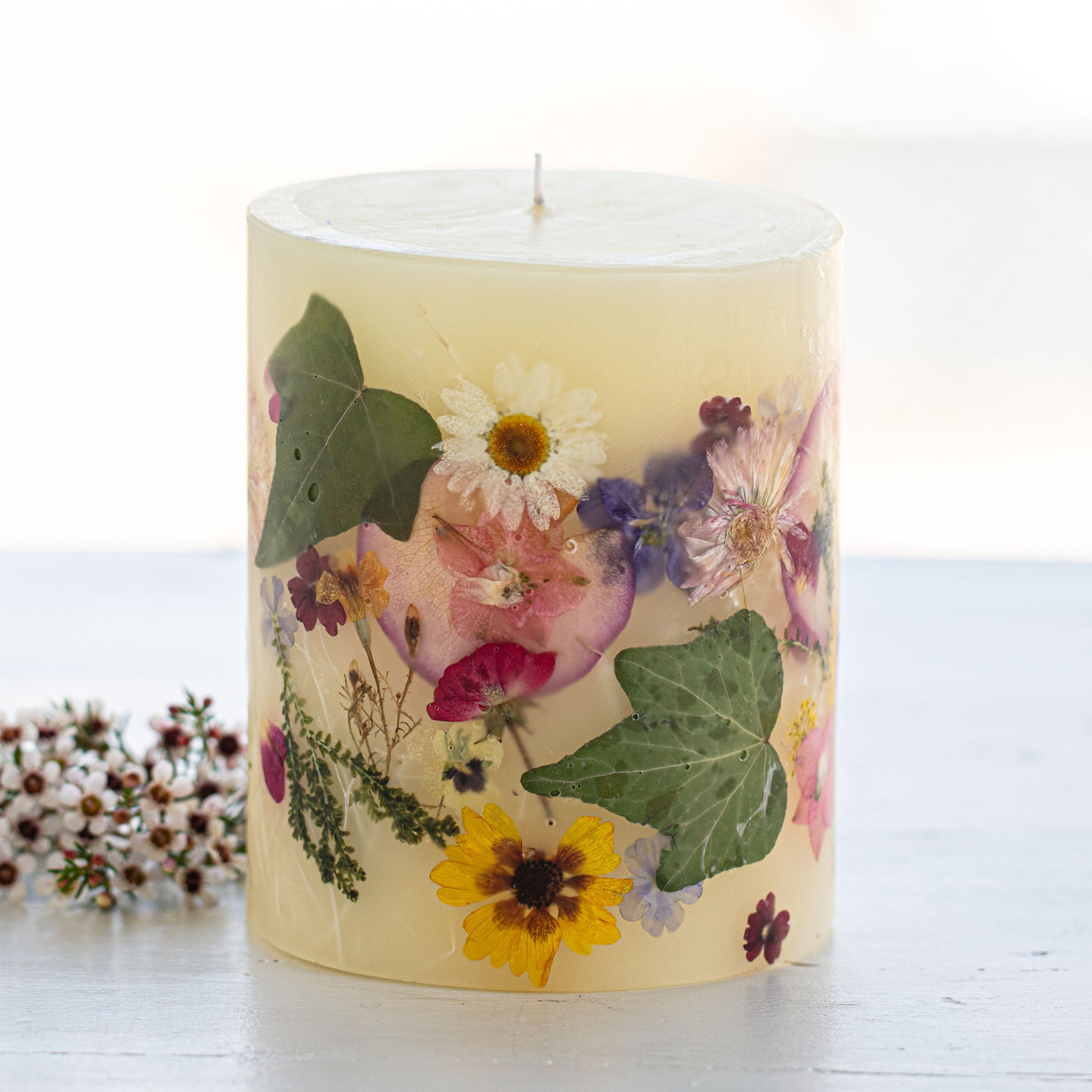 Queen Charlotte Small Round Botanical Candle