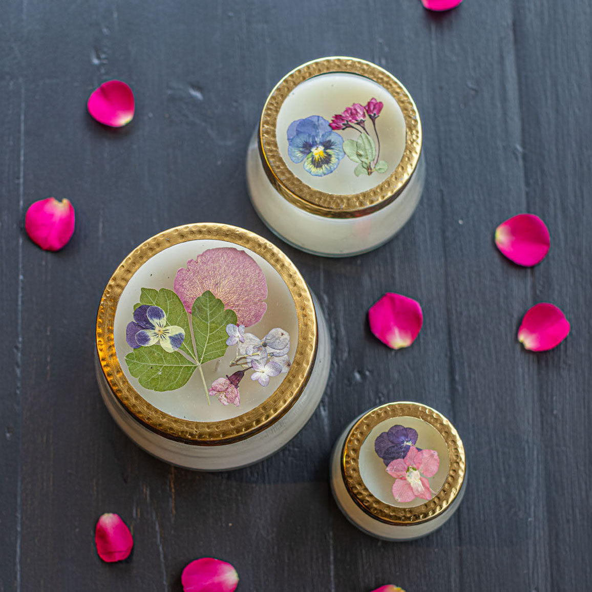 Coastal Vanilla Medium Pressed Floral Candle - Thumbnail 4